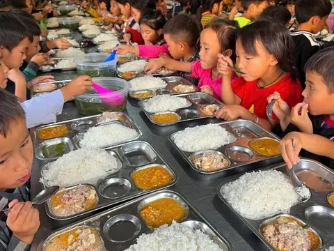 Học sinh vùng biên được hỗ trợ gạo, tiền trong suốt 9 tháng của năm học
