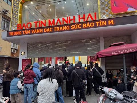 Người dân dậy sớm xếp hàng rước lộc Vàng 0,1 chỉ ngày đầu năm