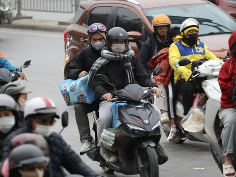 Chưa hết kỳ nghỉ, người dân đã ùn ùn trở lại Hà Nội