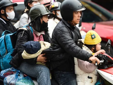 Người dân ùn ùn quay trở lại Hà Nội, giao thông cửa ngõ căng thẳng