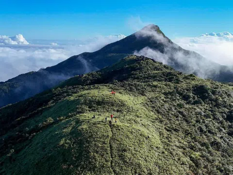 Ngắm biển mây cuồn cuộn, núi rừng nguyên sơ từ 'nóc nhà' Quảng Trị