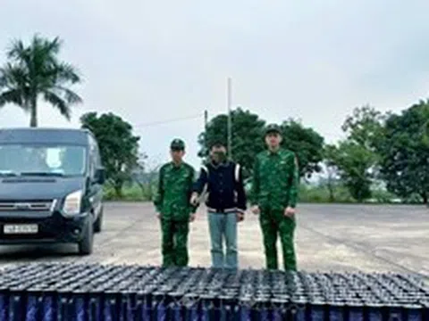 Phát hiện ô tô chở 75 bao tải chứa 300 bình 'khí cười'