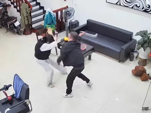 Điều tra vụ đối tượng cầm dao lao vào quán cắt tóc tấn công 2 mẹ con