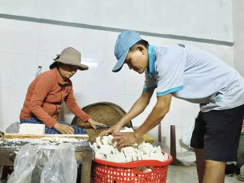 Làng bánh đặc sản của xứ Quảng rộn ràng vào vụ Tết, đơn hàng tăng gấp ba