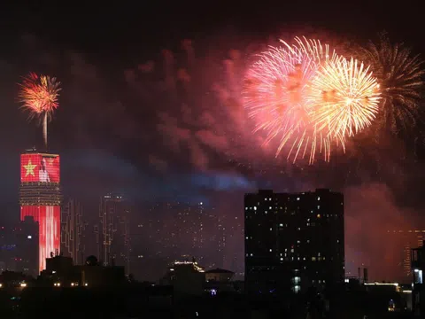 Chùm ảnh pháo hoa rực rỡ đón năm mới tại Tp.HCM