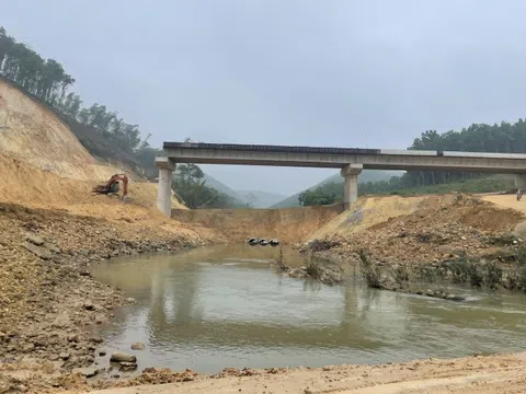 Thi công cầu Cửa Dụ: Đường huyết mạch thành bãi lầy, người dân lo mất an toàn