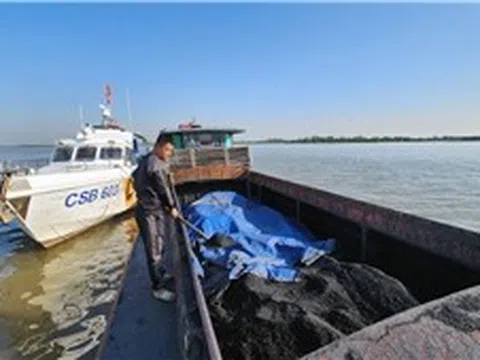 Cảnh sát biển tạm giữ tàu chở 200 tấn than không rõ nguồn gốc