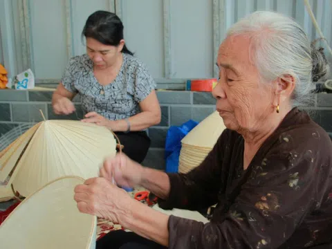 Làng nón lá thủ công hơn 200 năm trước bài toán sống còn thời hiện đại