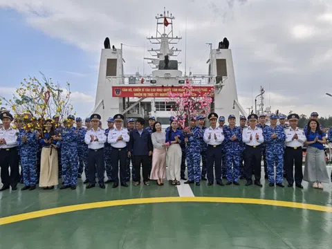 Tàu cảnh sát biển xuất quân làm nhiệm vụ trực Tết trên biển