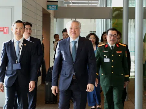 Phó Thủ tướng Thường trực Chính phủ Nguyễn Hòa Bình tới Singapore