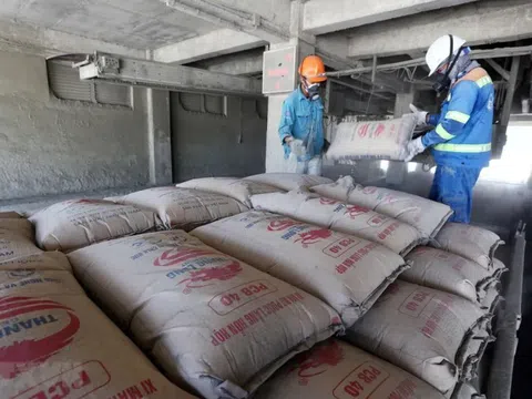 Ảnh hưởng mưa bão kéo dài, thị trường xi măng trong nước sụt giảm mạnh