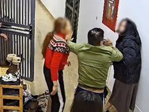 Tạm giữ hình sự người phụ nữ hành hung hàng xóm ở hành lang chung cư