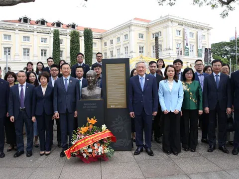 Phó Thủ tướng Thường trực Nguyễn Hòa Bình dâng hoa tại Tượng đài Chủ tịch Hồ Chí Minh ở Singapore