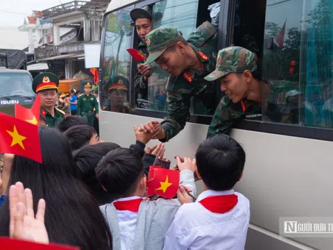 Xúc động hình ảnh người dân Đắk Lắk chia tay bộ đội sau "Chiến dịch Quang Trung"