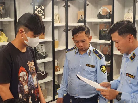 Hàng giả "phù phép" thành Dior, Gucci lên kệ thời trang mùa cận Tết