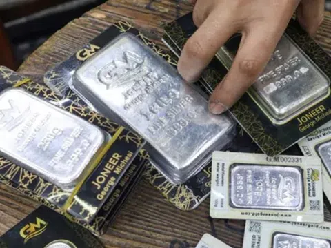 Bạc trong nước tăng dựng đứng, thêm 6-7 triệu đồng/kg sau 1 tuần