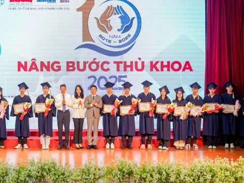 Nâng bước thủ khoa 2025: Giọt nước mắt hạnh phúc của 120 thủ khoa vượt nghịch cảnh