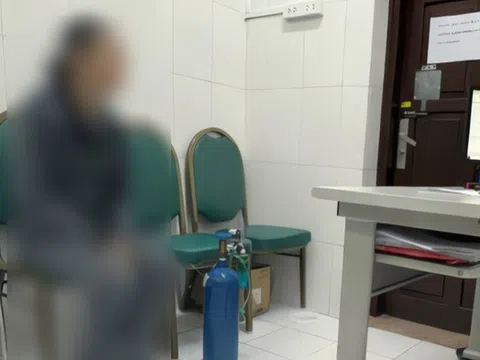 Nữ sinh mang bình khí cười đi khám tâm thần khiến bác sĩ bất ngờ