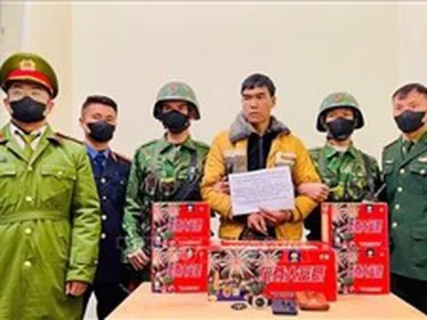 Bắt giữ đối tượng vận chuyển trái phép pháo hoa qua biên giới