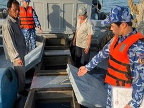 Cảnh sát biển tạm giữ tàu cá chở khoảng 40.000 lít dầu DO không rõ nguồn gốc