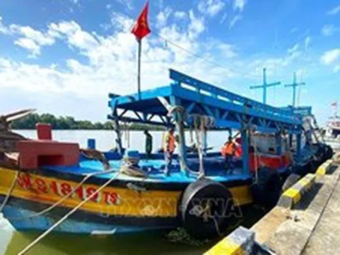 Tạm giữ tàu vận chuyển hơn 100.000 lít dầu trái phép trên biển