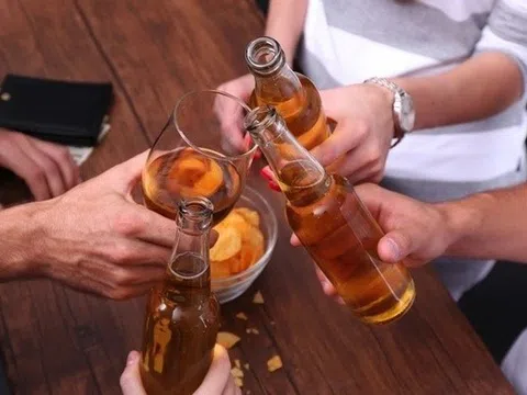 Cuối năm nhậu nhẹt dồn dập, bác sĩ lên tiếng cảnh báo nguy cơ ngộ độc rượu