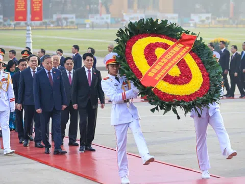 Đại biểu dự Đại hội Đảng lần thứ XIV vào Lăng viếng Chủ tịch Hồ Chí Minh