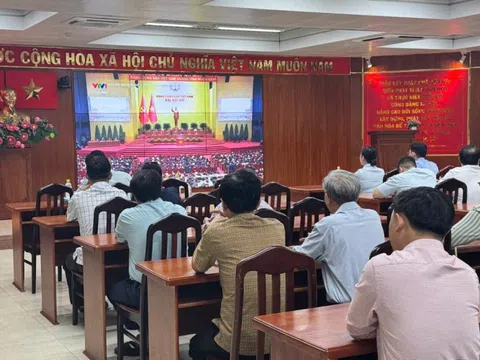 Người dân TPHCM phấn khởi theo dõi trực tiếp khai mạc Đại hội XIV của Đảng