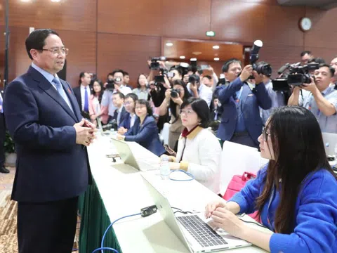 Thủ tướng Phạm Minh Chính thăm, động viên phóng viên báo chí tác nghiệp tại Đại hội XIV của Đảng