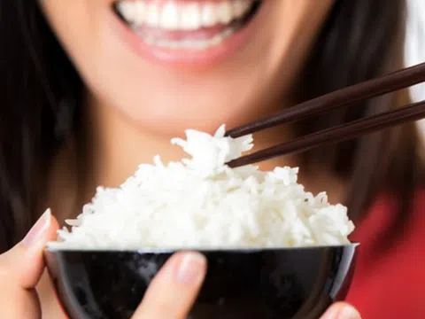 Chuyên gia mách "3 nhớ 2 không" khi ăn cơm không lo béo