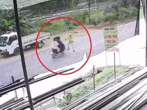 Xe máy kẹp ba tông Thượng úy CSGT gãy chân