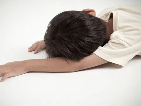 Tự lấy thuốc của người lớn uống “cho hết đau đầu”, 3 cháu bé co giật khiến cả nhà hốt hoảng