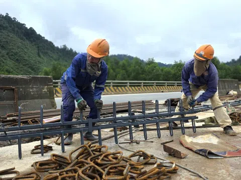 Thời tiết nhiều bất lợi, "canh trời" đẩy tiến độ cao tốc La Sơn - Hòa Liên