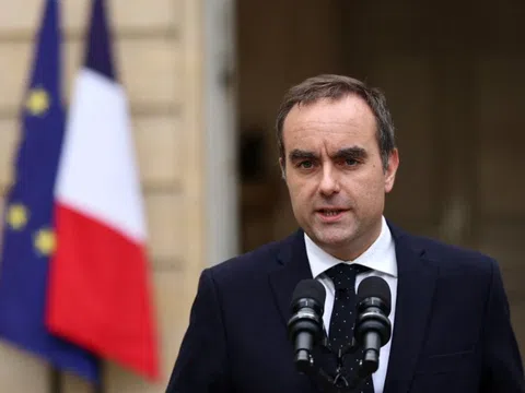 Chính phủ Pháp tránh được kịch bản sụp đổ, bà Le Pen phản ứng gắt