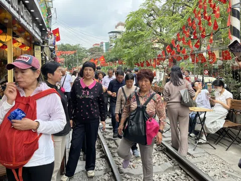 "Phố cafe đường tàu" Hà Nội hết thời kiếm tiền nhờ tàu hoả