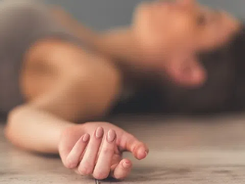 Người phụ nữ 35 tuổi tử vong giữa đêm khuya vì thói quen uống nước "chẳng giống ai"