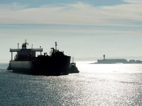 Nguyên nhân con tàu chở 730.000 thùng dầu thô Urals trôi dạt ở Địa Trung Hải
