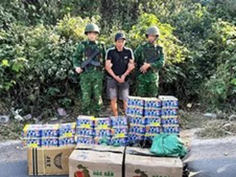Bắt đối tượng vận chuyển trái phép 30 hộp pháo hoa nổ qua biên giới