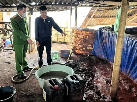 Tạm giữ 3 đối tượng vụ "xả trộm" hơn 6,7 tấn chất thải nguy hại ra sông Đuống