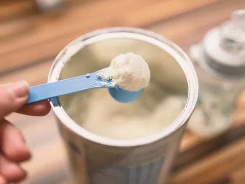 Bộ Y tế cảnh báo, yêu cầu dừng bán 5 loại sữa ngoại nghi nhiễm độc tố
