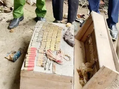 Đi tập thể dục, người phụ nữ phát hiện chiếc hòm chứa nhiều súng, lựu đạn