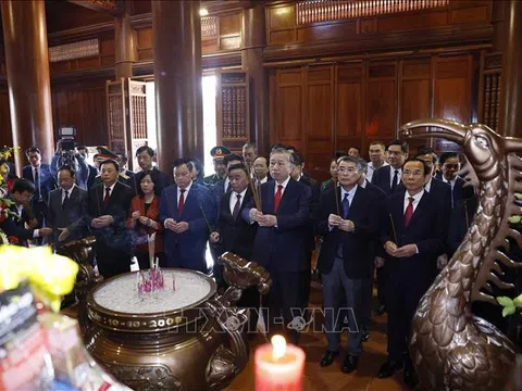 Tổng Bí thư Tô Lâm dâng hương tưởng niệm Chủ tịch Hồ Chí Minh tại Nghệ An