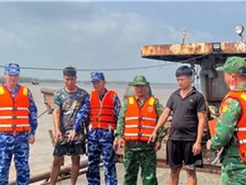 Cảnh sát biển phối hợp Biên phòng kiểm tra tàu không số hiệu chở cát