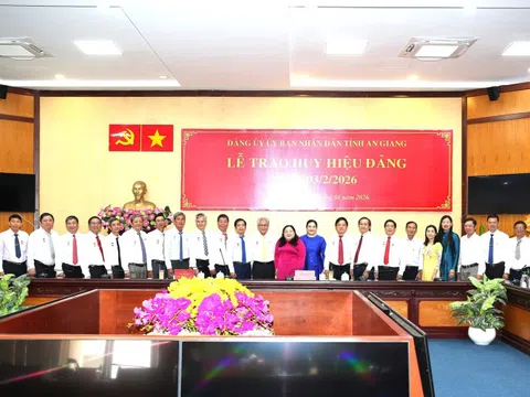 An Giang trao Huy hiệu 40 năm và 30 năm tuổi Đảng cho đảng viên thuộc UBND tỉnh