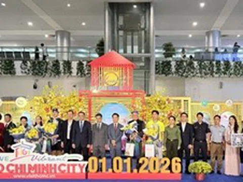 TP Hồ Chí Minh chào đón những vị khách quốc tế đầu tiên 'xông đất' đầu năm 2026