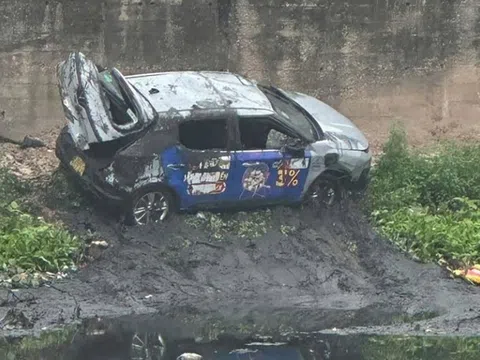 Làm rõ nguyên nhân vụ ô tô lao xuống sông Nhuệ rạng sáng