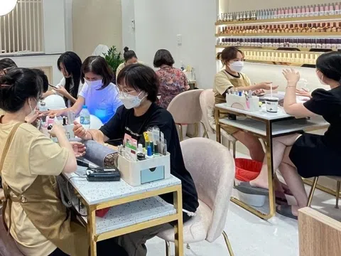 Cuối năm, nhiều cơ sở dịch vụ làm đẹp hoạt động từ sáng đến đêm