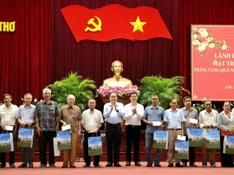 Chủ tịch Quốc hội gặp các nguyên lãnh đạo và tặng quà gia đình chính sách TP. Cần Thơ