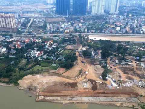 Cận cảnh dự án thoát nước cắt qua đê sông Hồng