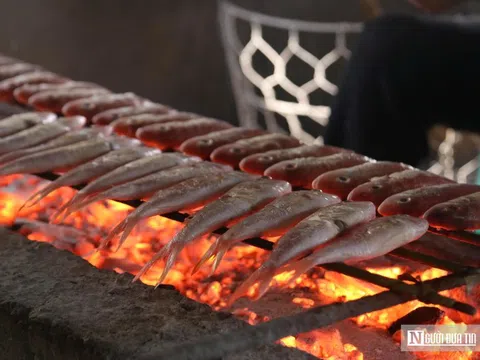 Làng nướng cá nơi cửa biển tất bật ngày cận Tết